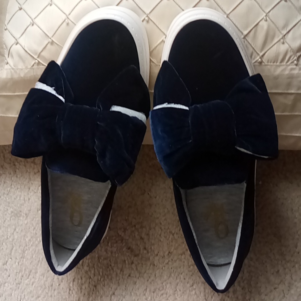 Nine West sz 6 1/2 navy sneakers